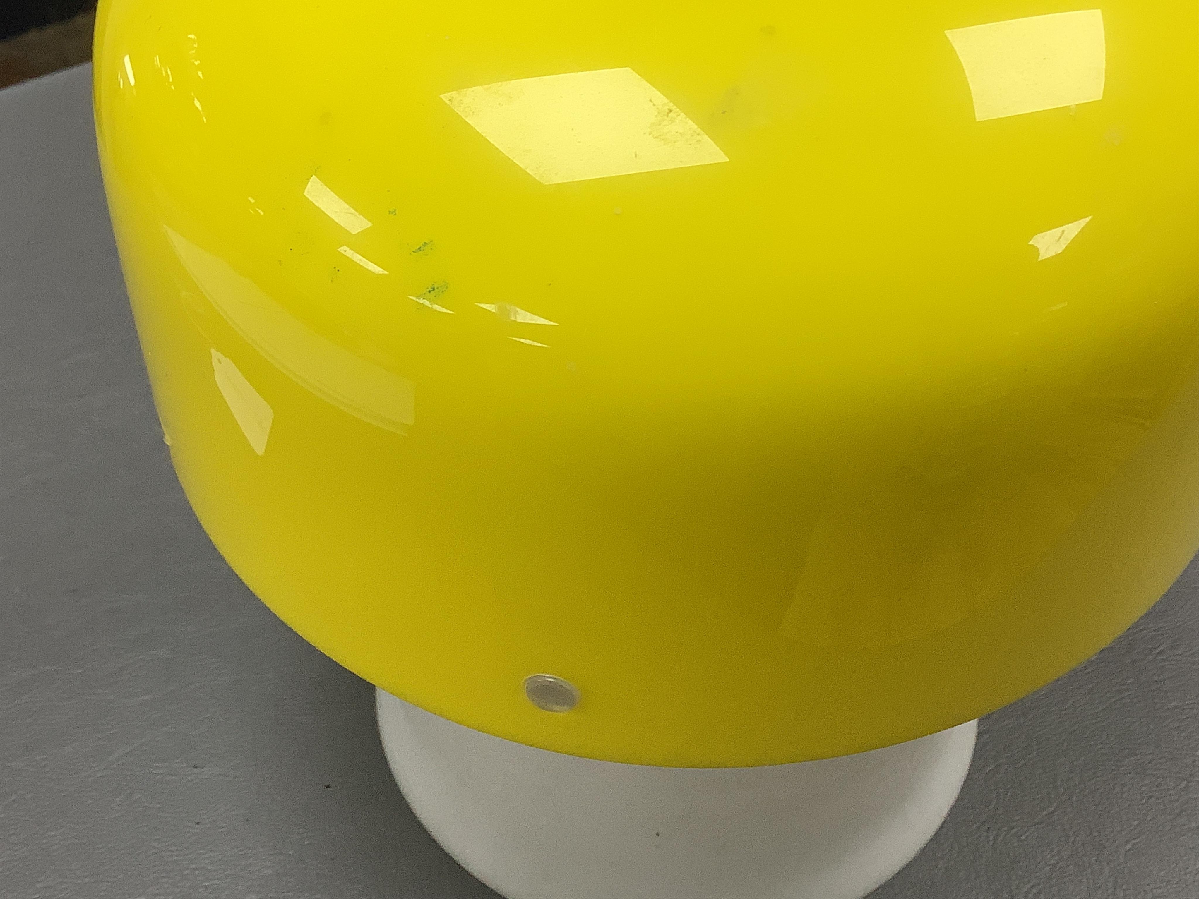 A 1970s yellow mushroom table lamp by Luigi Lassoni for Guzzini, 19cm